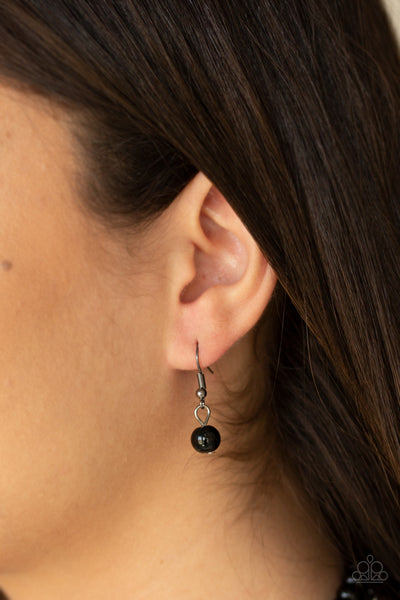 Bow Before the Queen Black Necklace